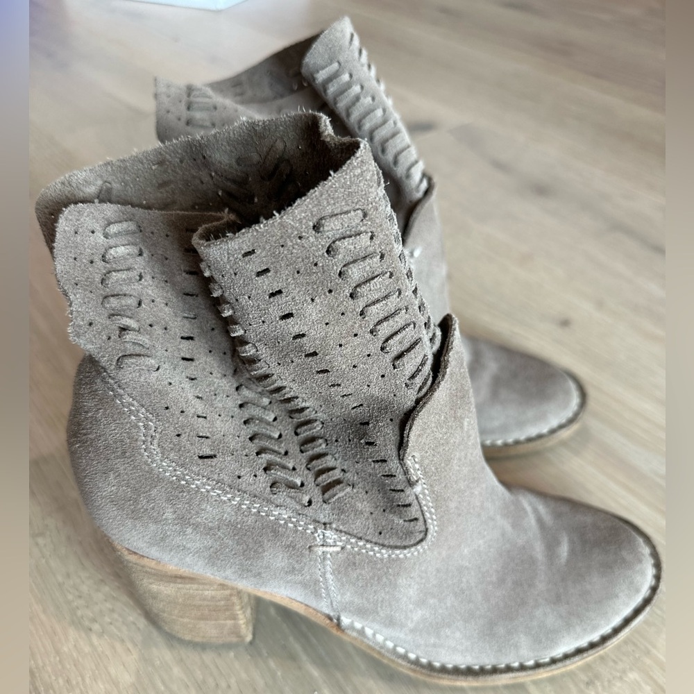 Dolce Vita taupe bootie - size 7.5
